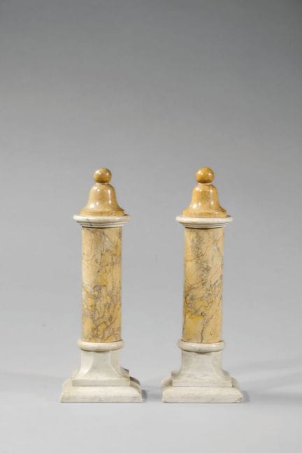Coppia di elementi decorativi in marmo venato di f