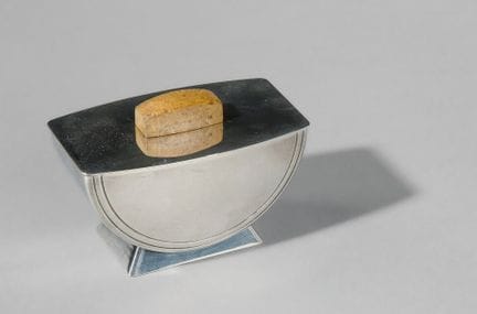 克里斯托弗（法国）与克里斯蒂安·菲耶丁斯塔德（1897-1968）
镀银的金属盖糖罐
半圆形罐身
置