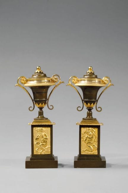 Paire de cassolettes bougeoirs en bronze à double 