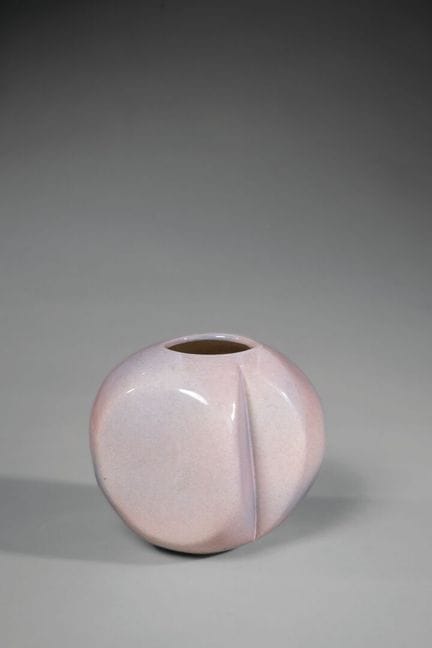 马克斯·伊德拉斯（1932-2020）
粉色与蓝色渐变釉面陶瓷球形花瓶，饰有几何图案。
底座下方有签