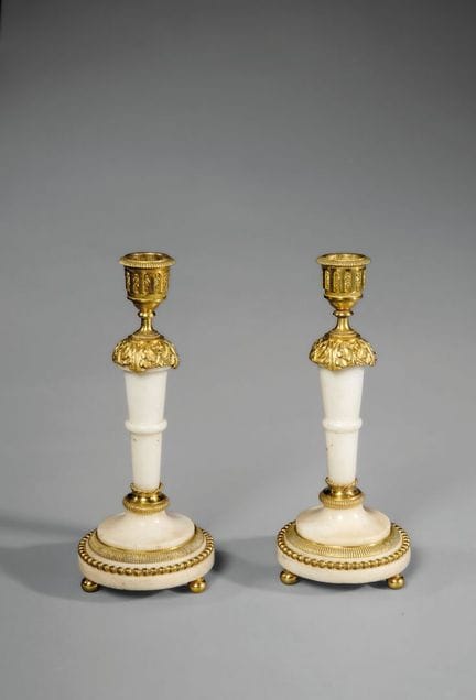 Paire de bougeoirs en marbre blanc et bronze doré 