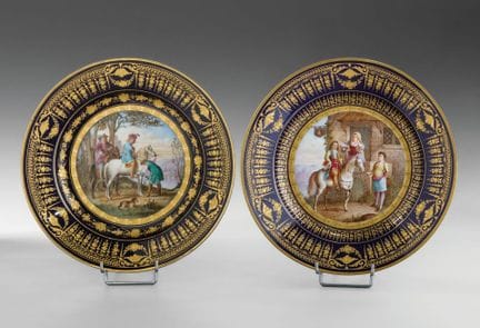 塞夫勒（SEVRES），仿照
一对彩绘瓷深盘，盘面以大面积图案装饰：一名骑手在客栈歇息解渴，以及几名