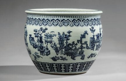 CHINE
Important bassin à carpes en porcelaine bleu