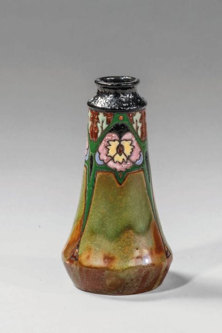 蒙蒂耶尔（亚眠）
梨形、颈部外扩的釉彩陶瓷花瓶，瓶身呈虹彩釉，以渐变绿色为底，饰有隔间釉技法绘制的花
