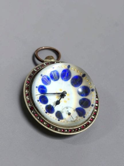 Orologio da tavolo a forma di “sfera” o globo, con