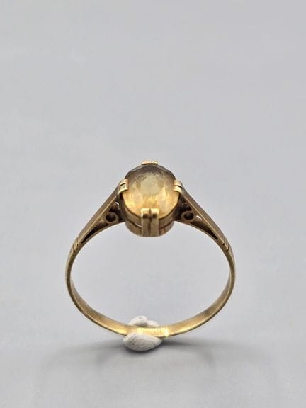 Bague en or jaune 750°° ornée d'une pierre jaune t
