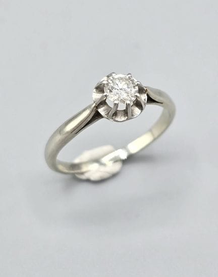 Bague "solitaire" en or blanc 750°° ornée d'un dia