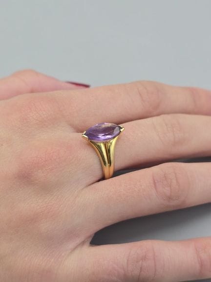 Bague "marquise" en or jaune 750°°sertie d'une pie