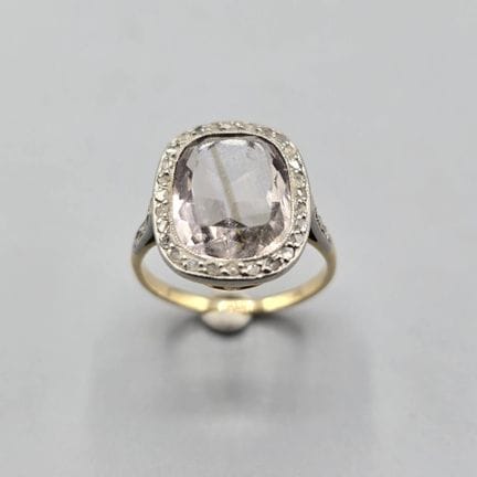 Bague en or jaune 750°° centrée d'une aigue-marine