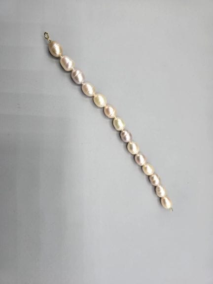 Bracelet de perles naturelles irisées 
Fin fermoir