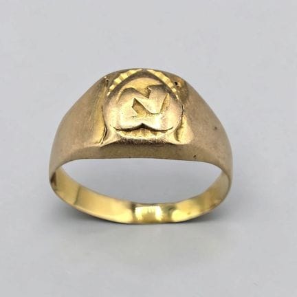 Bague-chevalière en or jaune 750°°
Chaton de forme