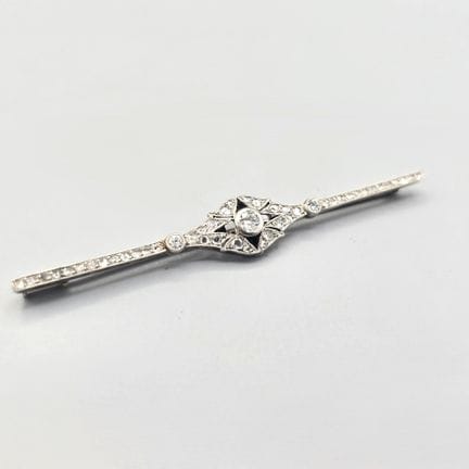Broche-barrette ajourée en or blanc 750°° et plati
