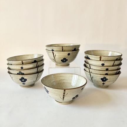 JAPAN
12er-Set glasierte Steingutschalen mit Pflau