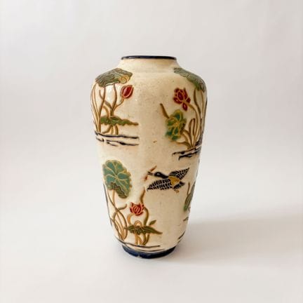IM ASIATISCHEN STIL
Keramikvase mit vielfarbiger G