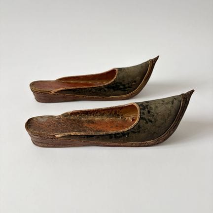HANDWERKSKUNST – ORIENT 
Ein Paar spitze Schuhe  

