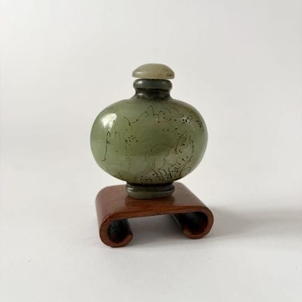 CHINA – 20. JAHRHUNDERT
Kleine Flasche mit Verschl