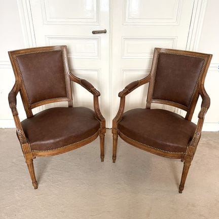 STIL LOUIS XVI 
Ein Paar Sessel aus profiliertem u
