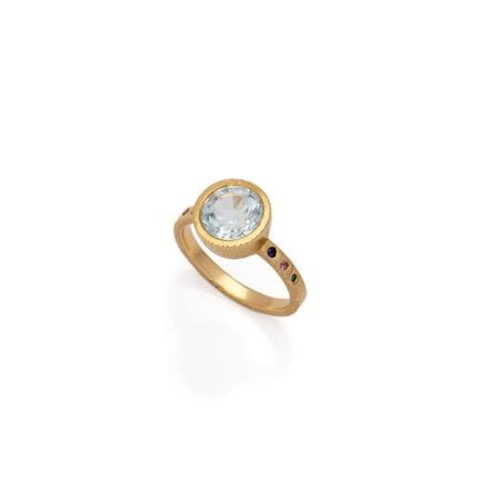 BAGUE en or jaune 18K (750/1000) texturé centrée d