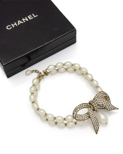 CHANEL Haute Couture, um 1991
Perlenkette im Halsb