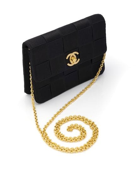 CHANEL
Mini borsa da 15 cm, in raso intrecciato ne