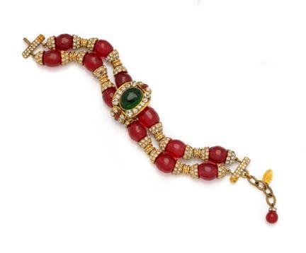 CHANEL
Zweireihiges Armband aus roten Glasperlen, 