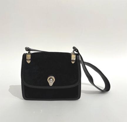 GUCCI 
Borsa da 22 cm, in camoscio e pelle nera.
C