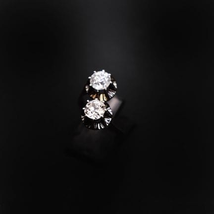 Anello detto "toi et moi" con montatura in oro bia