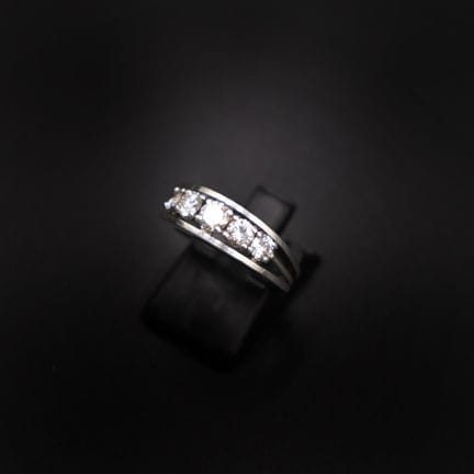 Anello con montatura in oro bianco 18 carati (750°