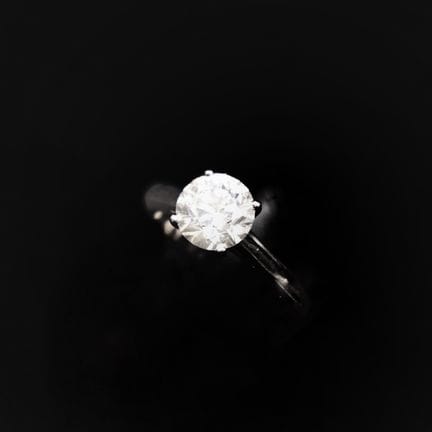 Anello solitario con montatura in oro bianco 18 ca