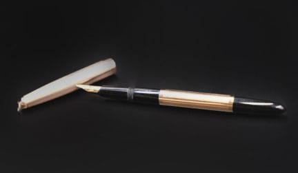 小型镀金钢笔，18K（750°/°°）金笔尖，泵系统
(有些磨损）
