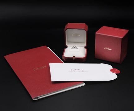 CARTIER
Anello solitario con montatura in platino 