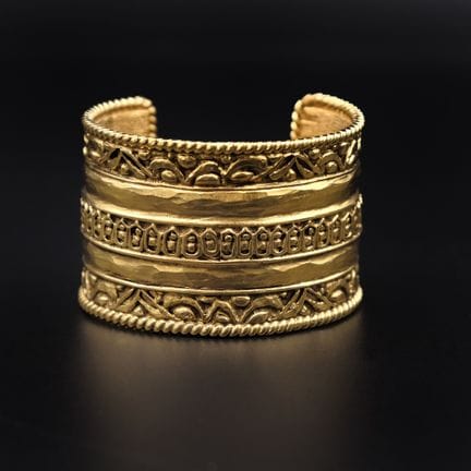 CHANEL
Bracciale rigido a manica aperta in metallo