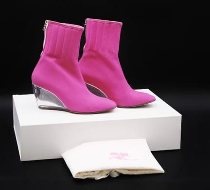COURREGES
Paio di stivaletti con zeppa in neoprene