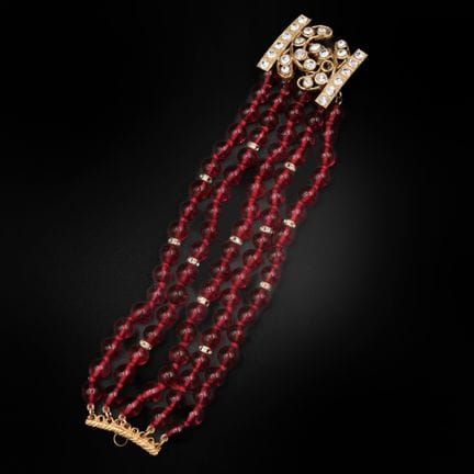 CHANEL
Bracciale a 5 file di perle color vino, chi