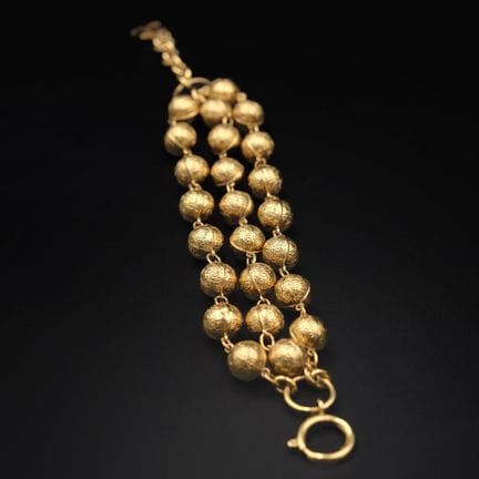 CHANEL
Bracciale in metallo dorato con tre file di