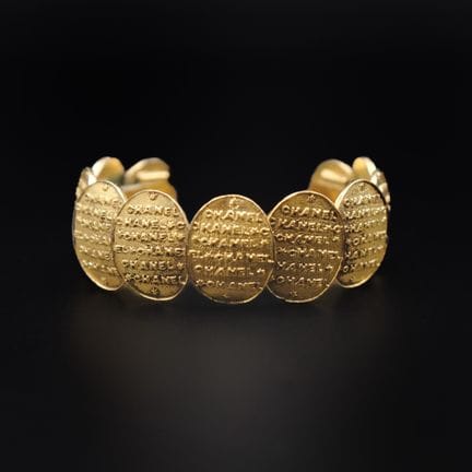 CHANEL
Bracciale rigido a manica aperto in metallo