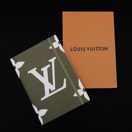 LOUIS VUITTON 
Taccuino, copertina in pelle verde 