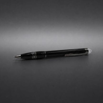 MONT-BLANC
Starwalker 圆珠笔，黑色烤漆树脂笔身，铂金电镀配件
带编号
品相极佳