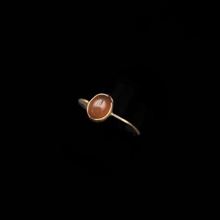 Anello in oro giallo 18 carati (750°/°°) con una p