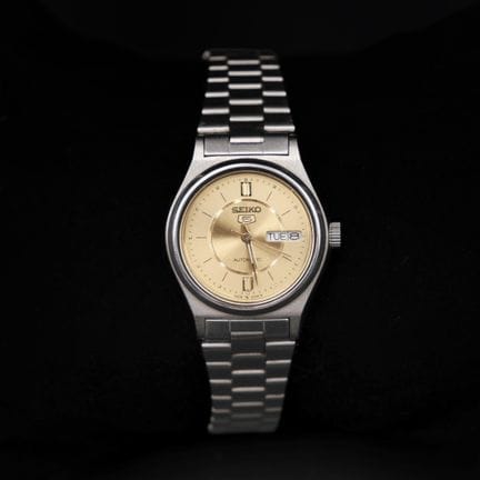 SEIKO
Montre de dame, cadran doré, index bâtons, t