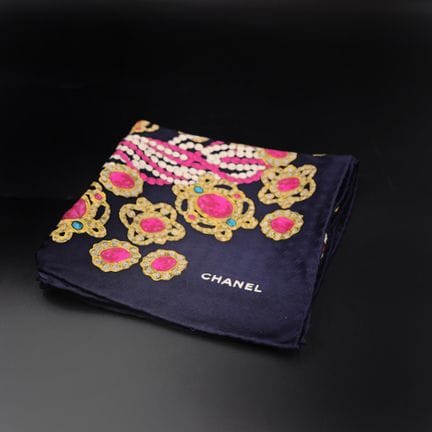 CHANEL
Silk scarf with a black background and a do