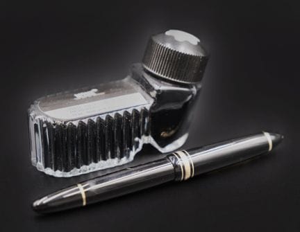 蒙布朗
MEISTERSTUCK 146号钢笔，采用黑色树脂与镀金金属材质，笔尖为18K金（750°