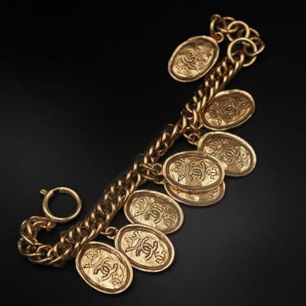 CHANEL
Bracciale con ciondoli in metallo dorato a 