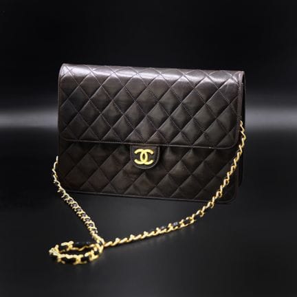 CHANEL
Borsa in pelle marrone trapuntata nei toni 
