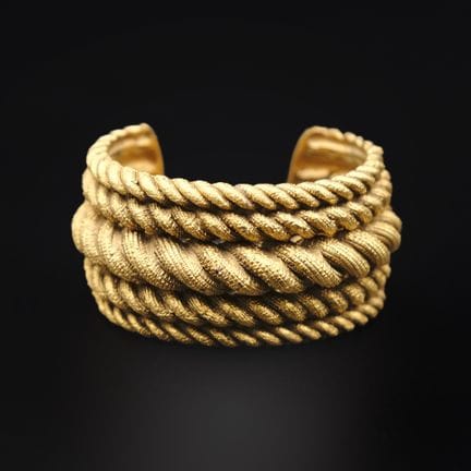 CHANEL
Bracciale rigido a manicotto aperto in meta