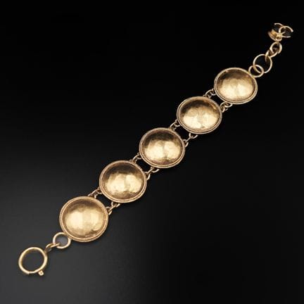 CHANEL
Bracciale in metallo dorato composto da una