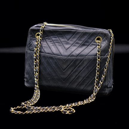 CHANEL
Borsa a tracolla in pelle nera caviar con m