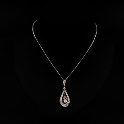 Chaine en or gris 18K (750°/°°) avec un pendentif 