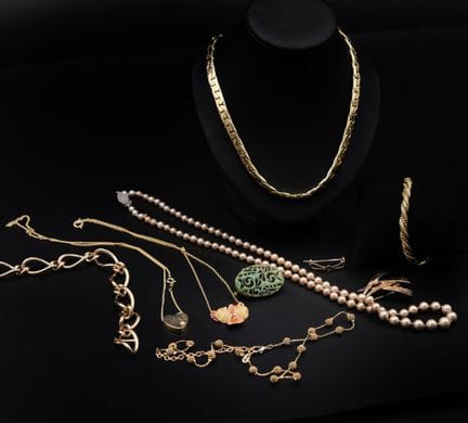LOT de bijoux de fantaisie comprenant un collier d