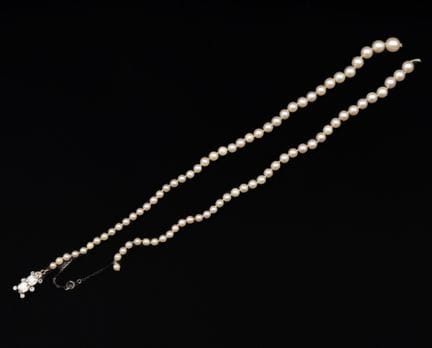 Collier de perles en chute, fermoir métal et plati